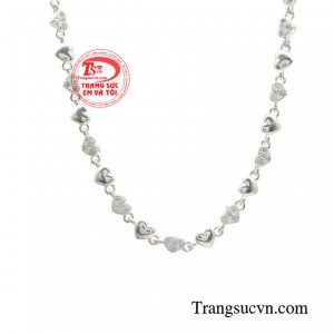 Chiếc lắc tay sẽ tôn lên vẻ đẹp cho đôi tay.