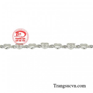 Mẫu lắc tay nữ này nổi bật với điểm nhấn là mắt lắc hình trái tim bắt mắt, rất dễ phối với từng loại trang phục hằng ngày.