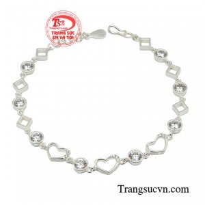 Lắc bạc nữ yêu thương là một cách để phụ nữ thể hiện phong cách và sở thích của mình trong việc làm đẹp bản thân.