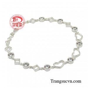 Lắc tay bạc dành cho phái nữ được thiết kế trái tim bắt mắt tạo sự trẻ trung, năng động.