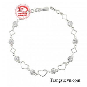 Sản phẩm không gây kích ứng da, và dễ dàng vệ sinh để giữ được độ bóng sáng của lắc tay.