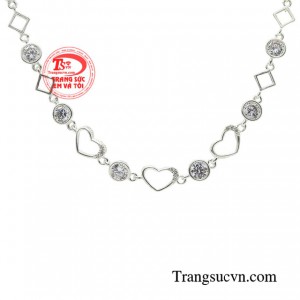 Lắc tay bạc có thể đeo một mình hoặc phối cùng các món trang sức khác để tạo nên sự hài hòa và tinh tế.