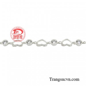 Ngoài ra, chị em có thể đeo lắc tay bạc trong các dịp đặc biệt như dự tiệc, hội họp hoặc buổi hẹn hò để tôn lên vẻ đẹp và sự sang trọng của mình.