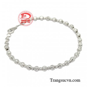 Từ những bộ cánh thời trang cao cấp cho đến thời trang dạo phố của các chị em, chiếc lắc bi vàng trắng duyên dáng luôn là điểm nhấn tinh tế không thể thiếu