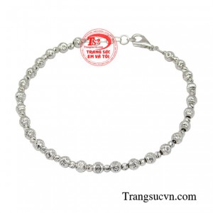 Lắc bi vàng trắng duyên dáng là món trang sức thời thượng mang đến niềm kiêu hãnh và cảm hứng thời trang bất tận mà ai cũng mong muốn được sở hữu. 