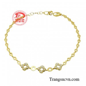 Lắc chân quý cô sành điệu điểm mạnh của loại trang sức này là giúp nàng khoe khéo đôi chân uyển chuyển thướt tha đầy sức hút. 