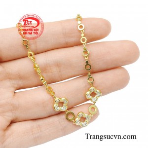 Đừng quên điểm xuyết một chút tinh tế từ chiếc lắc chân để bạn luôn rạng rỡ.