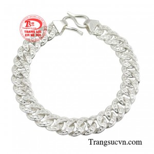 Lắc tay bạc lịch lãm được làm thủ công từ đôi bàn tay khéo léo của thợ kim hoàn, mang lại sự tự tin cho người đeo. 