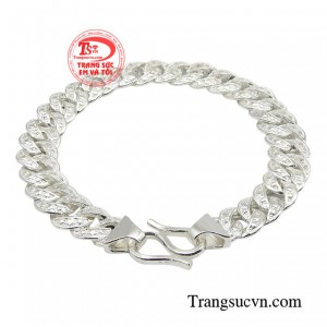 Chiếc lắc tay bạc góp phần không nhỏ cho việc nâng cấp bản thân phái mạnh thêm phần đẳng cấp và lịch lãm.