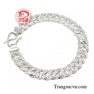 Với mẫu lắc tay được thiết kế đơn giản và tinh tế, người đeo có một phong thái sang trọng và quyến rũ hơn. 