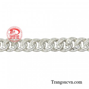 Ngoài ra, việc đeo trang sức bạc còn thể hiện sự chăm sóc và tôn trọng bản thân của người đàn ông. 