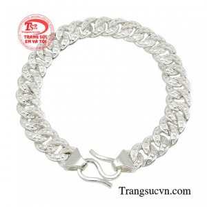 Chiếc lắc bạc còn giúp người đeo thể hiện sự quan tâm đến chi tiết và sự tinh tế trong phong cách của mình. 