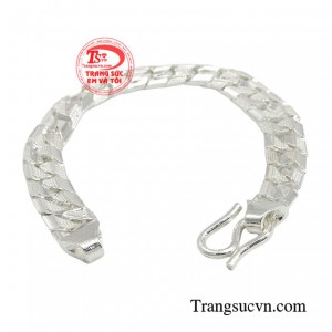 Chiếc lắc bạc được thiết kế đơn giản nhưng đầy phong cách thể hiện sự tinh tế và đẳng cấp của người đeo.