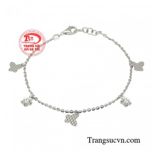 Lắc tay hồ điệp duyên dáng mang đến vẻ đẹp trong sáng và tinh khiết. 