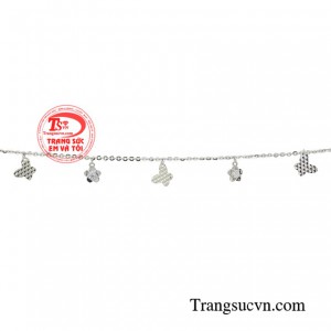 Thiết kế lắc tay nhỏ gọn giúp bạn trở nên duyên dáng và đặc biệt hơn trong mắt người đối diện. 