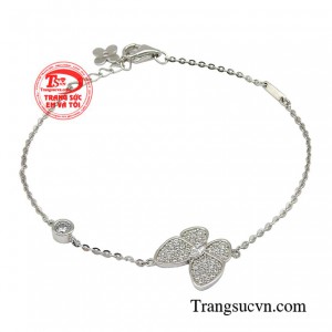 Lắc tay hồ điệp kiêu sa được coi là biểu tượng của sự lãng mạn và thanh khiết, thể hiện tinh thần tự do và bay bổng.