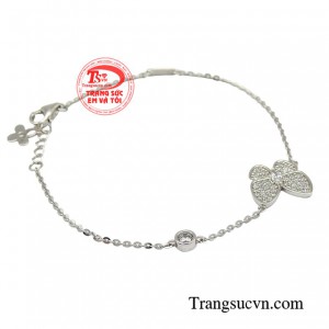 Việc sử dụng đá Cz làm chất liệu đính kết giúp tạo ra một mẫu lắc tay độc đáo, lấp lánh và bắt mắt phù hợp với nhiều phong cách khác nhau. 