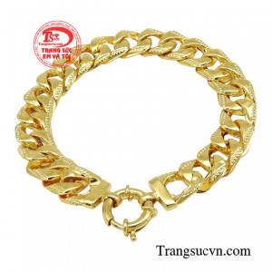 Chiếc lắc tay xuất hiện trong mọi set đồ của quý ông, khi bụi phủi xuống phố, lúc lại thanh lịch, nhã nhặn trong những bộ đồ công sở.