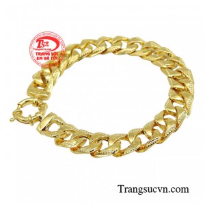 Một vài chi tiêt nổi bật trên phần mắt xích cùng với kích thước to bản mang đến sự mạnh mẽ cho người đeo.