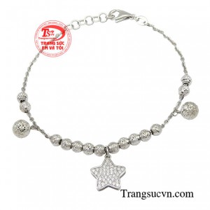 Với vẻ đẹp đầy quyến rũ cùng món đồ trang sức này giúp người dùng thêm phần thanh lịch, tôn lên vẻ đẹp ngọt ngào cho người sở hữu. 