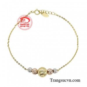 Hay kỹ thuật chế tác tinh xảo mà còn được thể hiện qua vẻ đẹp thời thượng trong từng chi tiết thiết kế.