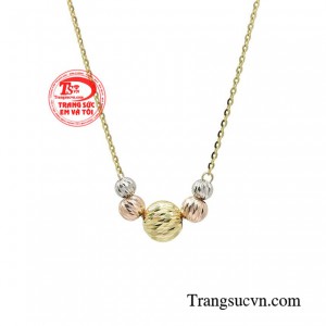 Không những vậy mà có thể kết hợp linh hoạt cùng nhiều trang phục để giữ nét tươi trẻ và không bị nhàm chán mỗi ngày.