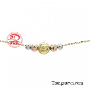 Khi lựa chọn được chiếc lắc tay phù hợp với cá tính, ngay lập tức bạn sẽ là tâm điểm thu hút mọi ánh nhìn. 