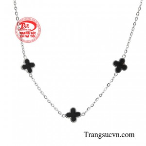 Lắc tay quý cô phóng khoáng sở hữu phong cách thời trang bay bổng