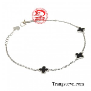 Sản phẩm thể hiện gu thẩm mỹ tinh tế của người phụ nữ trong một xã hội ngày càng đa dạng và phát triển.