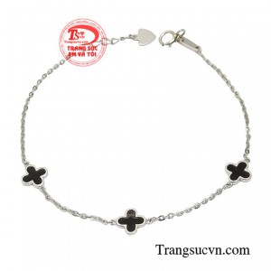 Lắc tay quý cô phóng khoáng là sự pha trộn giữa nhiều phong cách.