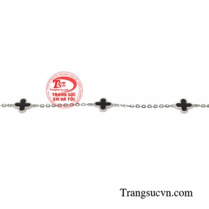 Phối cùng những trang phục độc đáo, táo bạo nhưng không quá phô trương.