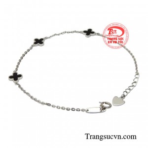 Chiếc lắc tay giúp chị em tôn lên được nét đẹp của cơ thể mình một cách tinh tế.