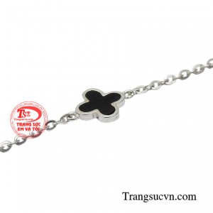 Đồng thời mang dáng vẻ rất tự tin, độc lập, khác biệt và không muốn bị giới hạn bởi các quy chuẩn xã hội.