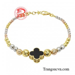 Lắc tay quý cô sành điệu thỏa sức thể hiện sự kiêu kỳ, phô diễn trọn vẹn vẻ đẹp trong từng giác cắt hoàn hảo nhất. 