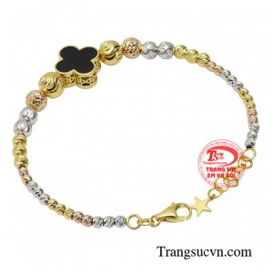 Dung hòa cả yếu tố thanh lịch và trẻ trung, thiết kế lắc tay trở thành điểm sáng trên bộ trang phục của bạn.