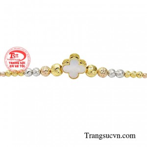 Với 2 mặt charm tạo mảng sáng tối giúp bạn biến hóa linh hoạt phong cách, khi thì sành điệu kiêu sa, khi thì trẻ trung tươi mới.