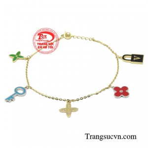 Lắc tay thương hiệu đẳng cấp với thiết kế đầy màu sắc mang theo sự tươi mới, bật lên cá tính bên trong mỗi người. 