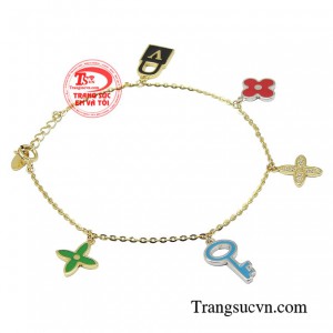 Chiếc lắc tay lấp ló sau những set đồ khiến bạn luôn trẻ trung, thời thượng. 