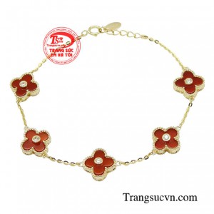 Lắc tay thương hiệu duyên dáng khéo léo tạo được vẻ ngoài cuốn hút và tự tin, nâng tầm phong cách.