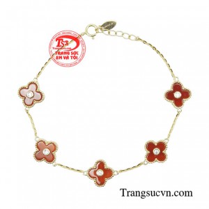 Một chút ngẫu hứng từ chiếc lắc tay giúp chị em trông thật nổi bật với vẻ đẹp kiêu sa, thời thượng. 