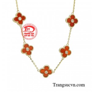 Vậy nên một chiếc lắc tay duyên dáng không những thanh lịch, mà còn giúp phái nữ phá bỏ giới hạn tạo nên một diện mạo mới cho chính mình.