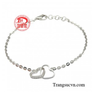 Lắc tay vàng trắng hẹn ước khéo léo tạo được vẻ ngoài cuốn hút và tự tin, nâng tầm phong cách.