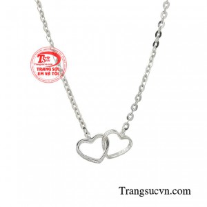 Khi diện chiếc lắc tay này bạn sẽ như một quý cô thanh lịch, tươi trẻ, đầy sự nữ tính và luôn ngập tràn tình yêu. 