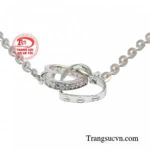 Với sản phẩm này chị em có thể thỏa sức hoàn thiện bản thân, giúp vẻ ngoài rạng rỡ.