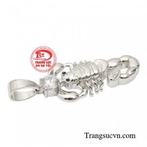 Cùng với thiết kế độc đáo tạo nên chiếc mặt dây bọ cạp tinh xảo và bắt mắt.