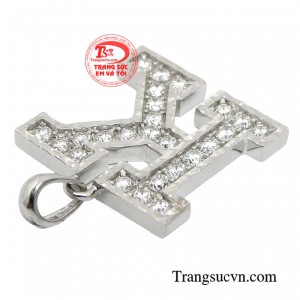 Một người đàn ông bản lĩnh có thể lựa chọn cho mình một chiếc mặt dây đơn giản, đầy tinh tế, tạo sự nổi bật và phù hợp với gu thời trang và phong cách của mình.