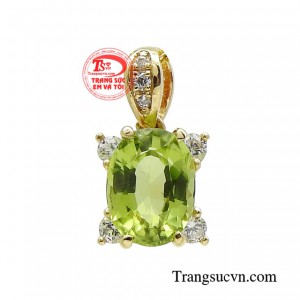 Mặt dây kiêu sa peridot chế tác tinh xảo, tỉ mỉ, đường nét thể hiện gu thẩm mỹ và toát lên phong cách tinh tế của chủ nhân. 