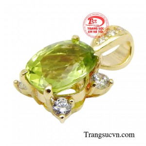 Nhiều người cho rằng Peridot có khả năng cân bằng cảm xúc, giúp tinh thần ổn định và mang đến may mắn, tài lộc.