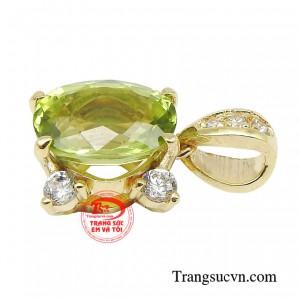 Sản phẩm tạo điểm nhấn gây chú ý bằng kiểu dáng nhỏ nhắn, cùng sự sắp xếp khéo léo các viên đá Cz