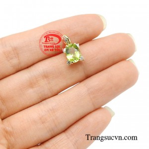 Người sở hữu sẽ vô cùng ngọt ngào yêu kiều trong chiếc mặt dây kiêu sa này.